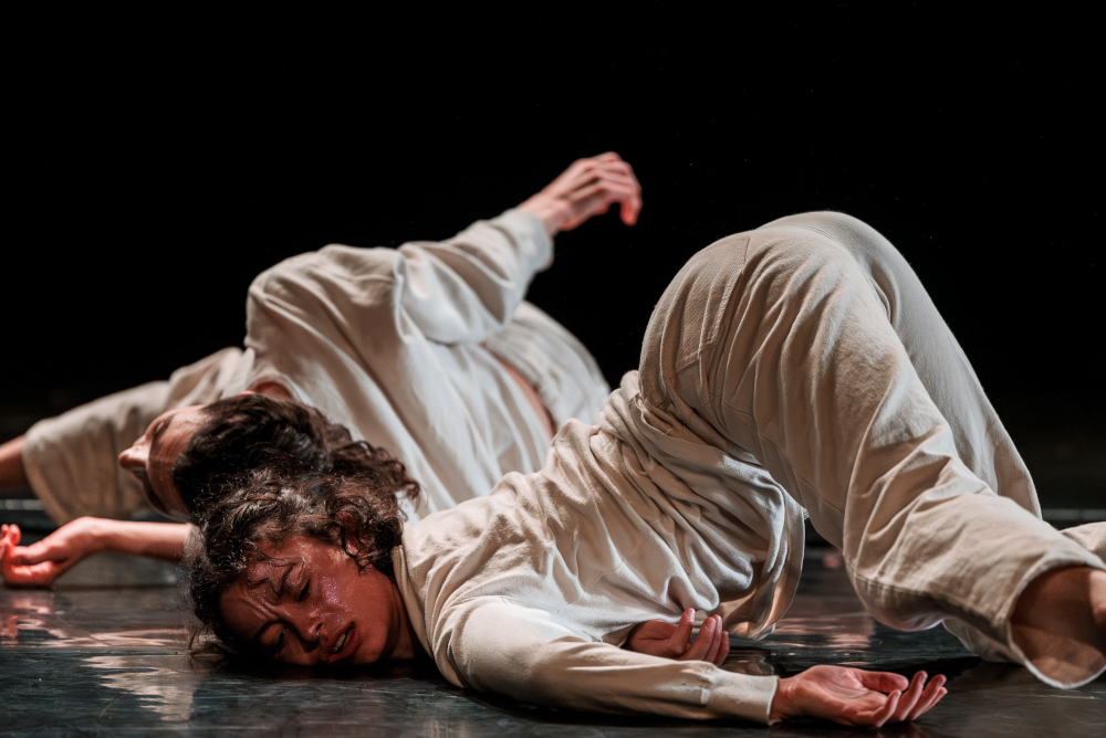 Allison Faye et Juliette Bolzer dans la pièce Bernard avec une création lumière de Jérôme Baudouin, créateur lumière en danse, théâtre et spectacle vivant.